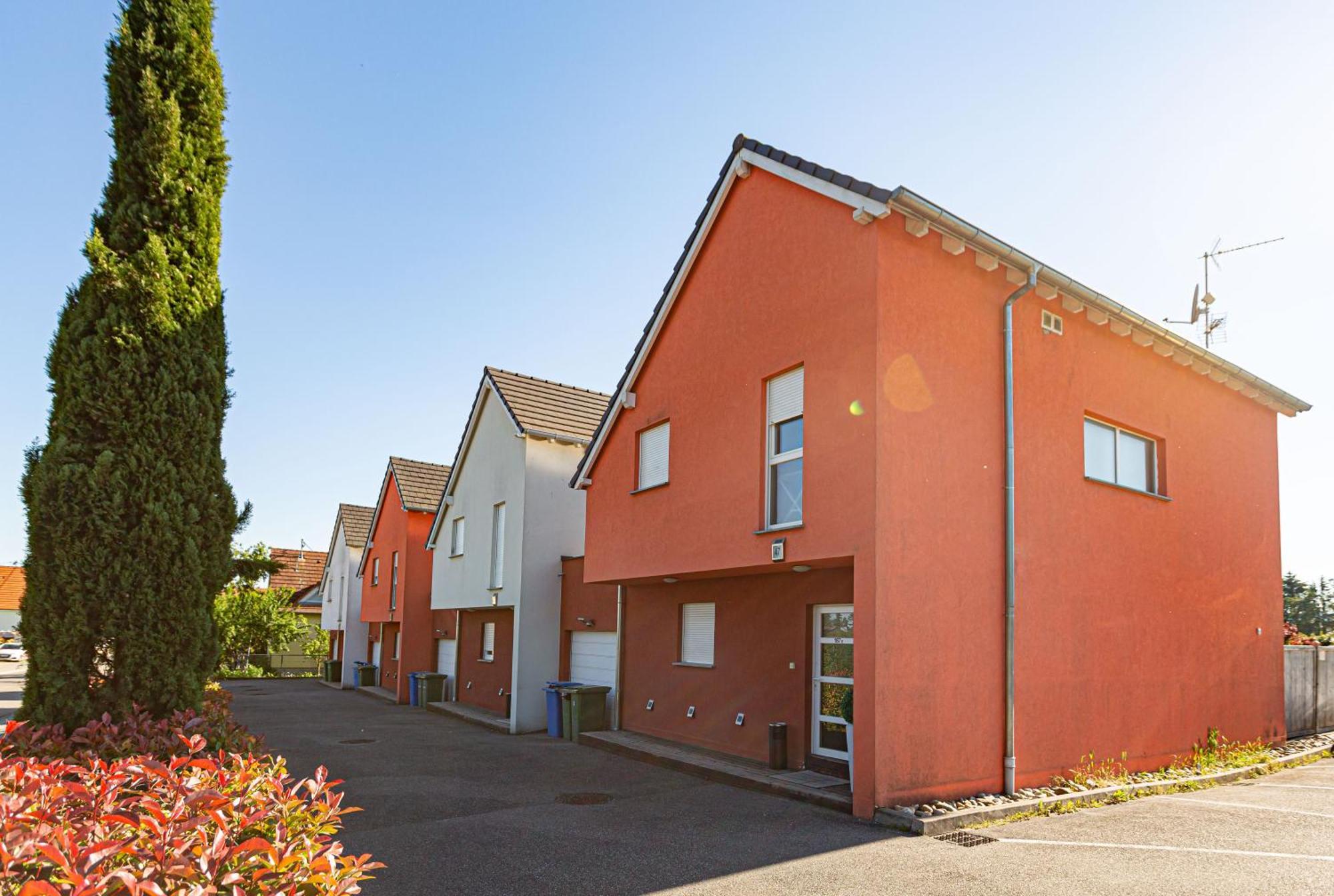 LES MAISONS SOLAIRES 4 Gîtes pour 8 à 16 pers Contact O6614O9II9 Griesheim-près-Molsheim Camera foto